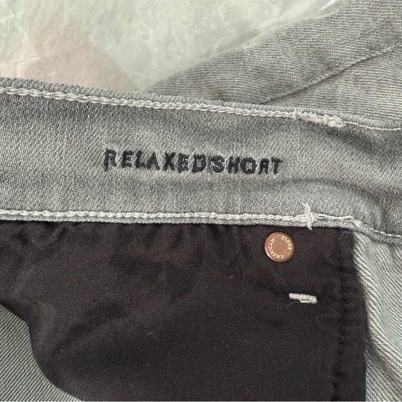 Women’s American Eagle Relaxed Distressed Gray Wash Jean Shorts Plus Size 14 - Picture 12 of 16